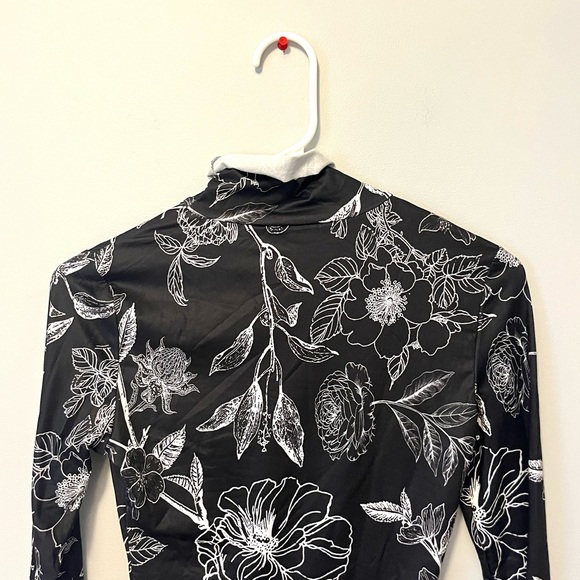 🍭 3/$15 DAZY black & white floral mock turtleneck - Picture 11 of 12